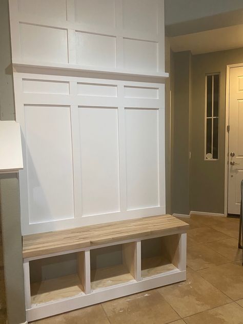 Built In Hall Tree, Built In Entryway, Diy Mudroom Bench Plans, Bench Drawers, Beautiful Country Homes, Mudroom Storage, Corbel Shelf, Diy Mudroom, Mudroom Bench Plans