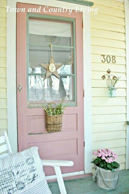 Yellow siding/pink door. Farmhouse/cottage. Why yes, I believe I will! Yellow House Exterior, Turquoise Door, House Paint Color Combination, Choosing Paint Colours, Paint Colors For House, Colors For House, Door Colors, Yellow House, Yellow Houses