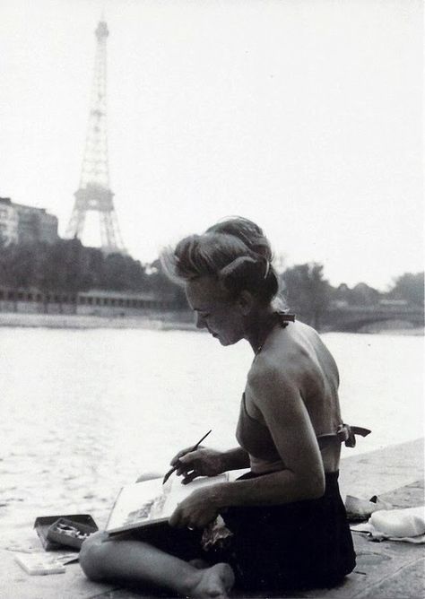 oldtimefriend: Young woman painter on the Seine banks, 1949. Paris Tour, Robert Doisneau, The Seine, Vintage Paris, Paris Eiffel Tower, The Eiffel Tower, How To Pose, Vintage Photographs, Vintage Beauty