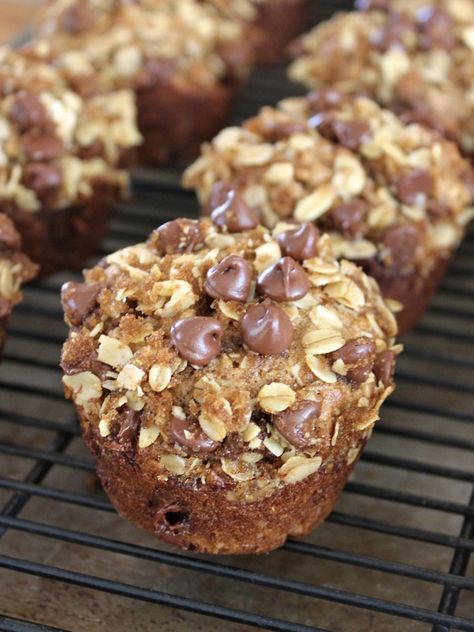 Snack Muffins, Muffins Oatmeal, Oatmeal Healthy, Greek Yogurt Muffins, Biscuits Diététiques, Muffins Healthy, Yogurt Muffins, Greek Yogurt Recipes, Oatmeal Chocolate Chip