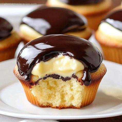 Boston Cream Pie Cupcakes Recipe - Easy and Delicious - My Home Made Recipe Cream Pie Cupcakes, Boston Cream Cupcakes, Boston Cream Pie Cupcakes, Pastry Cream Filling, Banana Split Cake, Pie Cupcakes, Easy Cupcake Recipes, Boston Cream Pie, Snickerdoodle Cookies