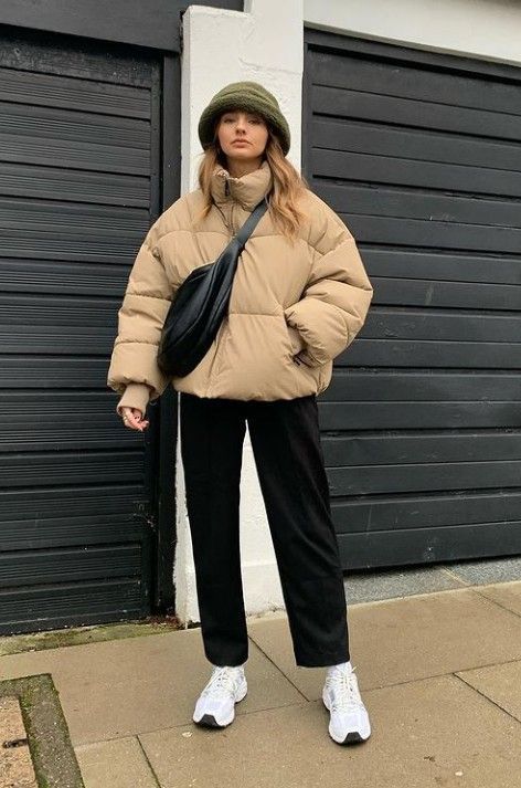 Japan Cold Weather Outfit, Zara Puffer Jacket Outfit, Tan Puffer Jacket Outfit, Winter Jackets Women Cold Weather, Beige Puffer Jacket Outfit, Short Puffer Jacket Outfit, Beige Leather Jacket Outfit, Big Jacket Outfits, Puffer Jacket Outfit Winter Style