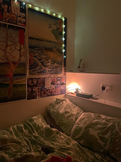 uk university dorm room insparation cozy uni room flat ideas inspo University Halls Room Ideas, University Dorm Aesthetic Uk, University Room Ideas Uk Halls, Uni Room Inspo Uk Halls, Uk University Room, Uk Uni Room, Uni Room Inspo Uk, Uni Dorm Ideas Uk, Uni Room Ideas Uk Halls