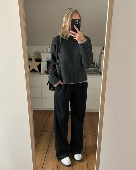 Cute Outfits For School Midsize, Black Linen Pants Outfit Winter, How To Style Black Linen Pants, Black Pantalon Outfit, Black Linen Trousers Outfit, Uniqlo Black Pants, Outfit Pantalon Noir, Grey Jumper Outfit, Black Trousers Outfit