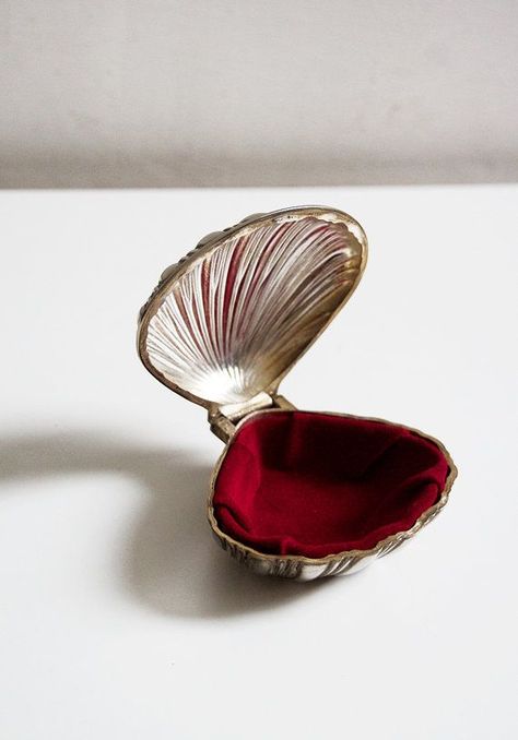 Vintage Shell trinket box Clam ring box Seashell ring box Metal ring box Vintage ring box Shell ring box Seashell box Shell Jewelry box Vintage Ring Box, Trendy Jewerly, Ring Boxes, Shell Ring, Vintage Jewelry Box, Wedding Ring Box, Wedding Rings Vintage, Shell Jewelry, Jewelry Inspo