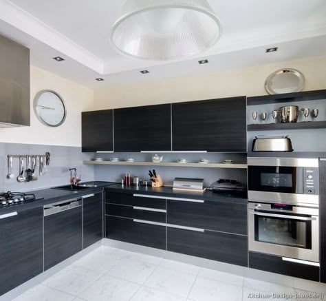 #Kitchen Idea of the Day: Modern Black Kitchens. Normal Kitchen, Modern Konyhatervezés, Design Interior Modern, Modern Black Kitchen, Modern Kitchen Design Grey, Outdoor Design Ideas, Paint Walls, Kitchens Ideas, Kabinet Dapur