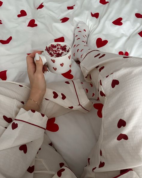 Cozy Valentines Day ♥️ Valentines Room Decor Ideas, Valentines Day Setup Romantic, Valentine’s Day Theme, Solo Valentines Ideas, February Vibes Aesthetic, Valentinstag Aesthetic, Valentine Core Aesthetic, February Photoshoot Ideas, Valentines Day Dinner At Home