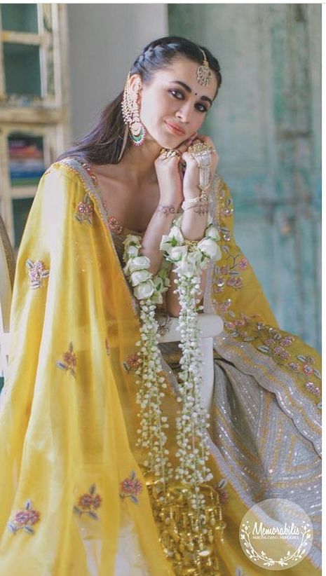 Haldi Bridal Accessories, Simple Mehndi Look For Bride, Haldi Look With Flower Jewellery, Haldi Bride Flower Jewelry, Haldi Outfit Inspo For Bride, Mehendi Jewellery For Bride, Holud Hairstyles, Haldi Flowers Jewelry For Bride, Haldi Accessories For Bride