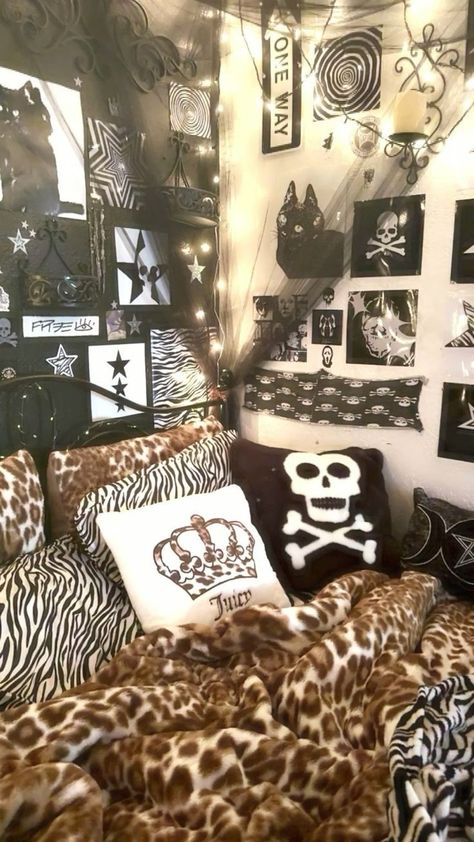 Room Ideas Mcbling, 2000 Room Ideas, Room Inspiration Y2k, Emo Bedroom Ideas, 2000s Room Decor, Mcbling Room, Gothic Rooms, Goth Bedroom Ideas, Room Decor Y2k