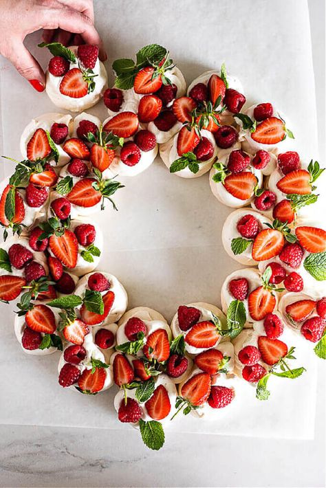 Pavlova Wreath, Christmas Lunch, Christmas Food Desserts, Xmas Food, Christmas Menu, Christmas Party Food, Simply Delicious, Christmas Snacks, Christmas Cooking