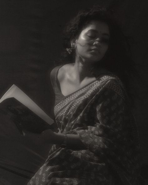 🩶 . . . . . . . #saree #wintage #hyderabad #reading #simonspranayphotography Photo Pose For Women In Saree, Self Portrait With Books, Saree Pose Aesthetic, Portrait Photoshoot Women, Vintage Poses Photography, Tamil Saree Look, Indian Aesthetic Pictures, Vintage Saree Look, Retro Indian Aesthetic