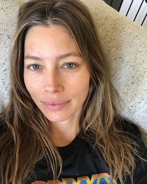 Verified Portrait Of A Hungover Woman Who Had Cake For Breakfast Jesica Biel, Jessica Beil, Celebs Without Makeup, Celebrity Selfies, Makeup Free, Bare Face, Glam Look, Jessica Biel, Kesha