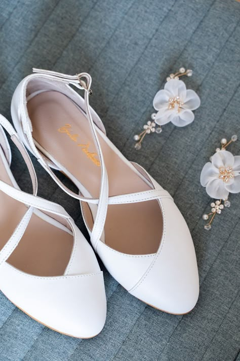 Low Wedding Shoes, White Wedding Shoes Flats, Flats For Wedding, Wedding Flats For Bride, Bridal Ballet Flats, Bride Flats, Wedding Shoes White, Comfortable Bridal Shoes, White Ballet Flats