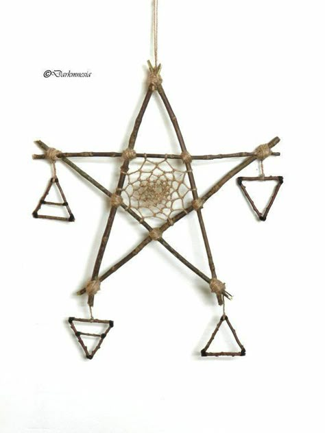 Pagan Dream Catcher, Pentacle Crafts, Halloween Hanging Decor, Pentacle Dreamcatcher, Witch Crafts Diy, Witchy Crafts To Sell, Branch Crafts, Magick Crafts, Wooden Dream Catcher