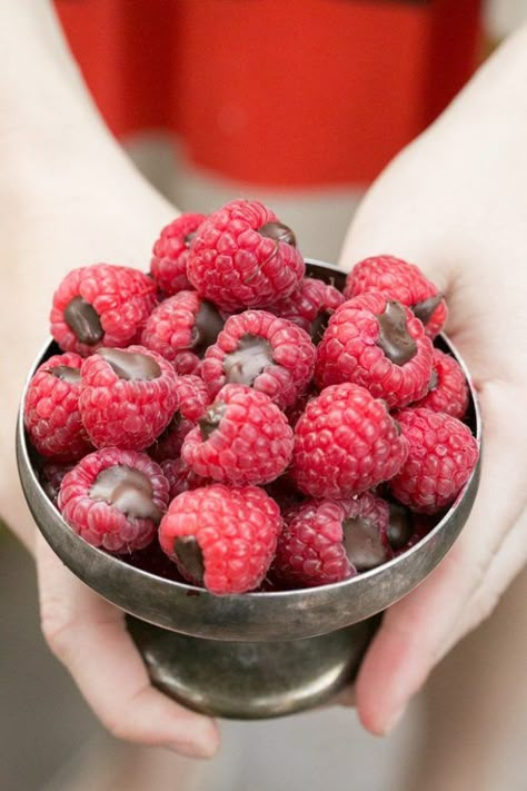 Filled Raspberries, Sommer Mad, Summer Snacks, Think Food, Icecream Bar, Yummy In My Tummy, Food Obsession, Healthy Snacks Recipes, Yummy Food Dessert