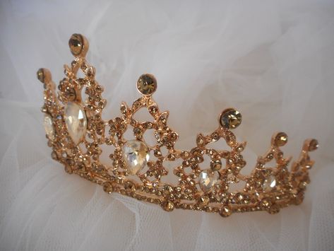 Gold Tiara Aesthetic, Golden Crown Aesthetic, Quince Tiaras Gold, Gold Crown Aesthetic, Girly Princess Aesthetic, Red Quince Ideas, Tiana Quince, Lourdes Madonna, Bueaty And The Beast