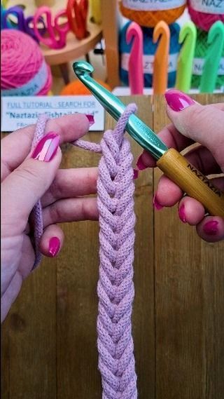 Loop Crochet Stitch, Flat Crochet Stitch, I Cord Projects Ideas, Braiding Yarn, Loop Stitch Crochet, Loop Yarn Projects, Cordon Crochet, Crochet I Cord, Loop Crochet