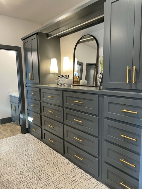 Built In Bedroom Cabinets, Master Closet Design, Bedroom Built Ins, Bedroom Decoration Ideas, Bedroom Built In Wardrobe, Built In Dresser, Closet Built Ins, Home Office Layout, Closet Design Layout