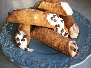 Cannoli's w/ Sweet Cream Cheese Filling (I use egg roll wrappers for the shell - wrap around the cannoli tube & deep fry, works pretty good) Homemade Cannoli, Sweet Cream Cheese Filling, Cannoli Shells, Cannoli Filling, Cannoli Recipe, Cannoli Cream, Cream Horns, Pastry Blender, Sweet Cream