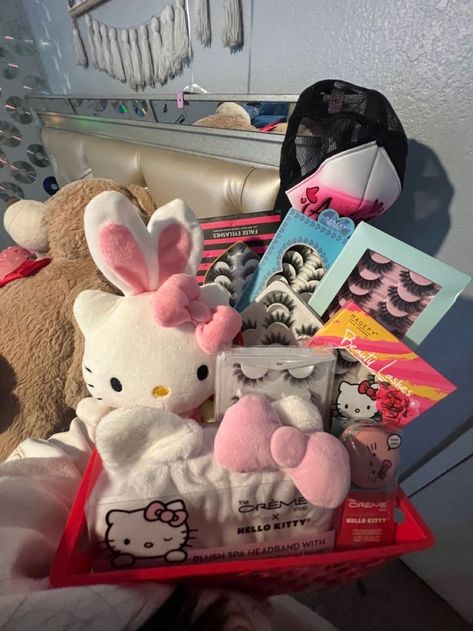 Images Hello Kitty, Hello Kitty Gifts, Valentine Baskets, Birthday Basket, Hello Kitty Aesthetic, Diy Birthday Gifts For Friends, Cute Couple Gifts, Hello Kitty Accessories, Kitty Plush