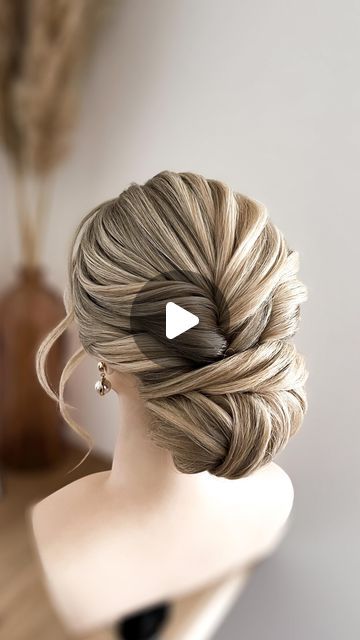 Willemijn Vlot • Hairdo by Mijntje • Bruidsstyliste on Instagram: "Bridal updo tutorial 🤍  Watch, save & learn 🌿 Using spraywax from @keunehaircosmetics & OSiS+ hairspray from @schwarzkopfpro  . . . #hairstyling #instahair #hairdo #hairstyle #hairstyles #hairinspo #hairinspiration #behindthechair #hairvideo #weddinghair #weddinghairstyle #weddingupdo #weddingupdos #updo #bridalhair #updos #updostyle #braids #braidedhair #hairdobymijntje  #hairofinstagram #hairgoals #hairtutorial #weddinghairstyles #bridalhairstyle  #stylistssupportingstylists  #haircrush #bridalupdo #bridehairstyle #bridalhairstyles" Updos Using Hair Combs, Hair Updos Tutorials Videos, Flat Iron Updo Hairstyles, Wedding Bun Hairstyles For Long Hair, Loose Updos For Medium Length Hair, Vintage Updos For Medium Length Hair, Long Hair Updo Easy Wedding, Bridesmaid Updo Tutorial, French Updo Hairstyles