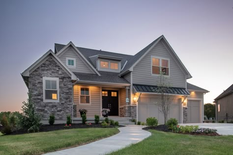 Front exterior of single family home Big Houses Exterior, Aesthetic House Exterior, Modern Suburban House, Modern Family House, Overland Park Kansas, Home Styles Exterior, Usa House, Bloxburg Houses, Suburban House