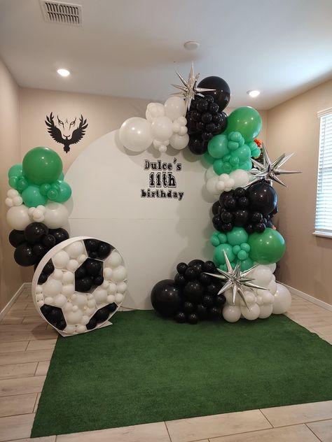 Balloon Soccer Decoration, Soccer Theme Decorations, Soccer Balloon Arch Ideas, Soccer Theme Backdrop, Soccer Birthday Backdrop, Football Theme Backdrop, Soccer Backdrop Ideas, Soccer Balloon Arch, Soccer Balloon Garland