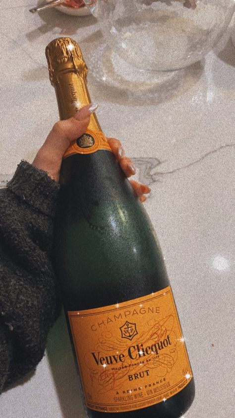 Veuve Cliquot Veuve Champagne Aesthetic, Veuve Cliquot Aesthetic, Verve Cliquot Champagne, Vueve Champagne Aesthetic, Veuve Clicquot Aesthetic, Blair Aesthetic, Veuve Cliquot, Cute Drinks, Bach Bash