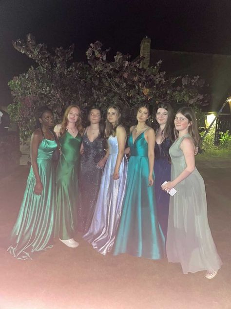 Prom Dress Colours, Prom Night Outfit, Prom Dresses School, Prom Dancing Aesthetic, Photoshoot In A Dress, Prom Pictures Friends Aesthetic, Junior Prom Aesthetic, Prom Night Pictures, Prom Dresses Friends