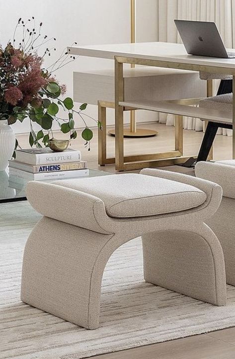 Otomanas Ideas, Pouffe Design, Curved Ottoman, Pouf Seating, Tufted Furniture, Corner Sofa Design, Elegant Living Room Design, Furniture Details Design, Showroom Interior Design