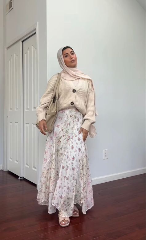 Floral Outfit Hijab, Floral Skirt Outfit Summer, Hijabi Modest Outfits, Floral Skirt Outfits, Skirt Outfit Summer, Long Floral Skirt, Modest Outfit, Hijab Outfits, Glossy Hair