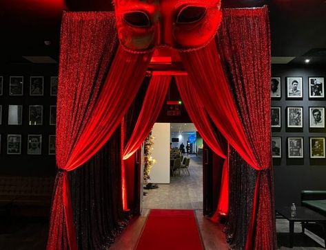 Burlesque Theme - Eventologists Burlesque Room Aesthetic, Burlesque Party Decorations Diy, Burlesque Interior Design, Cabaret Party Theme, Burlesque Decorations, Burlesque Interior, Gala Decoration Ideas, Burlesque Party Decorations, Burlesque Theme Party