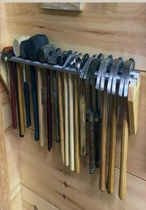 Officine In Garage, Tool Storage Ideas, Organized Garage, Garage Organization Tips, Garage Organizing, Garage Organisation, Storage Shed Organization, Garage Workshop Organization, Garage Tool Organization