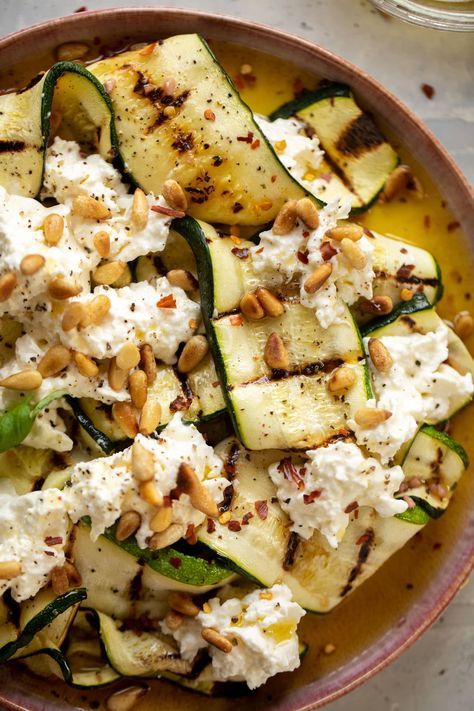 Pasti Fit, Sommer Mad, Grilled Peppers, Zucchini Salad, Easy Zucchini, Grilled Zucchini, Think Food, Zucchini Recipes, Grilled Vegetables