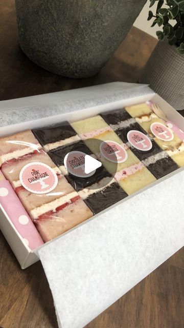 How To Pack Cake Slices, How To Wrap Cake Slices, Cake Sample Box Ideas, Cake Tasting Box Ideas, Cake Slices Presentation, Wedding Cake Tasting Boxes, Cake Tasting Presentation, Dessert Gift Box Ideas, Cake Sample Boxes