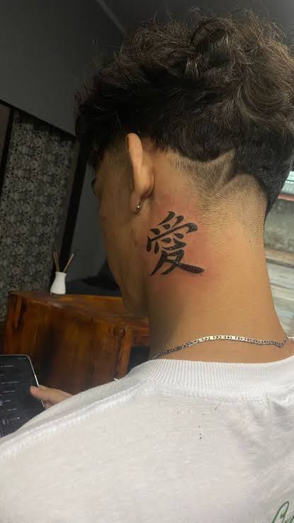 Garra Symbol Tattoo, Naruto Tattoo Gaara, Anime Neck Tattoos For Men, Garra Tattoo Design, Gaara Neck Tattoo, Naruto Neck Tattoo, Garra Naruto Tattoo, Kanji Neck Tattoo, Gaara's Tattoo