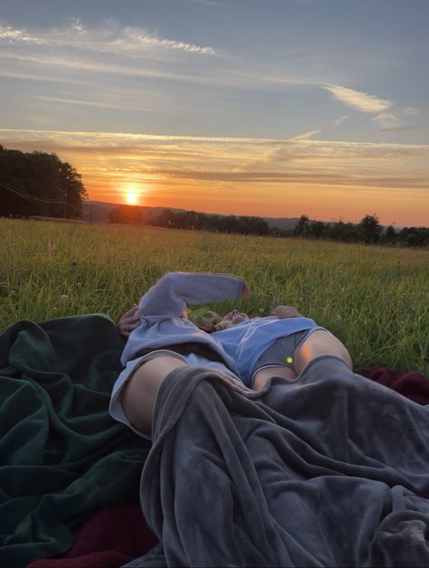 Sunrise With Friends, Sunrise Watching, Bucket List With Friends, Friend Hangout Ideas, Friend Hangout, Friends Uk, Watching The Stars, Cute Dates, Sister In Christ