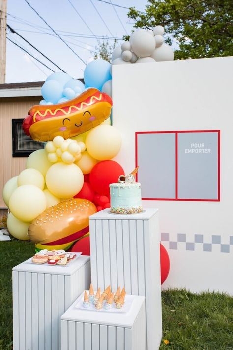 Hungry? Take a drive over this Drive Thru Fast Food Themed Birthday Party submitted by Anne-Marie Gagné of La Petite Factorie, out of Quebec City, Canada! Filled with burgers, fries and a whole lotta cuteness, this event is one to make your mouth water and your heart swoon! So drive on and be sure to take a sip of these favorite details: Drive Thru Panel Arch Backdrop Darling Drive Thru Cookies Ice Cream Cone Drizzle Cake Fabulous Drive Thru Themed Balloon Garlands Adorabl... Food Themed Birthday Party, Fast Food Birthday, Burger Birthday Party, Drive In Party, Kid Birthday Themes, Food Truck Party, Birthday Food Ideas, Burger Cake, Awesome Party Ideas