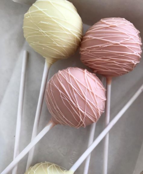 Dusty Pink Cake Pops, Pale Pink Cupcakes, Cake Pop Wrapping Ideas, Cakepop Aesthetic, Cake Pops Aesthetic, Cake Pop Aesthetic, Pastel Cake Pops, Pink Cakepops, Cake Pop Party