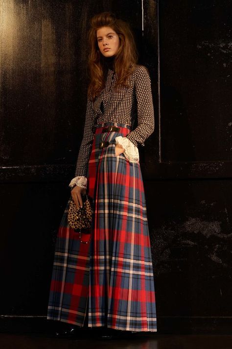 Tartan Skirt Outfit, Gingham Outfit, Vintage Dresses Online, Vintage Dresses Casual, Tartan Fashion, Retro Skirt, Tartan Skirt, Rock Outfit, Lorenzo Serafini