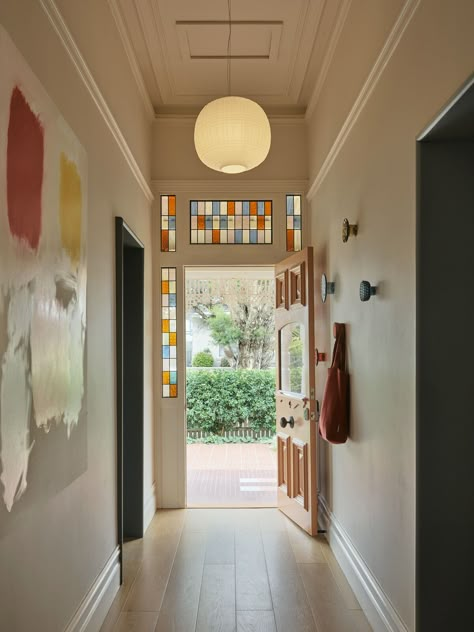 Photo 2 of 27 in A Melbourne Renovation Marries a Couple’s… Kitchen Seating Nook, Pollo Tropical, Victorian Renovation, Melbourne House, Vogue Living, Casa Container, Style Deco, Residential Interior Design, Prefab Homes