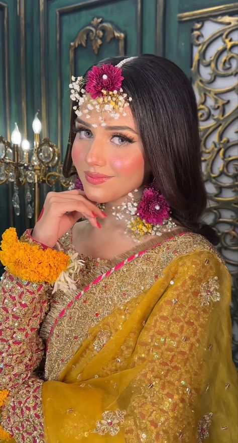 Haldi Bride Makeup, Haldi Makeup Look For Bride, Mayoun Decor, Mehandi Bride, Pakistani Makeup Looks, Mehndi Makeup, Haldi Look, Flower Jewellery For Mehndi, Haldi Ceremony Outfit