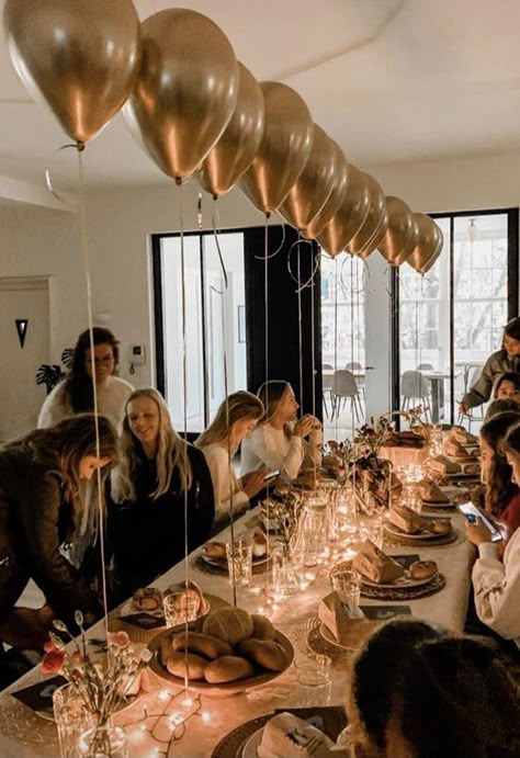 21 Diner: TikTok-trend om je 21e verjaardag te vieren - Mamaliefde Birthday Diner, Gossip Girl Party, 17. Geburtstag, Golden Bday, 21 Dinner, Golden Birthday Parties, Diner Party, Bday Dinner, Birthday Soon