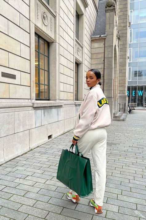 Green Telfar, Telfar Bag Outfit, City Girl Fashion, Nurse Outfit Scrubs, Style With Sneakers, Telfar Bags, City Girl Style, Nurse Outfit, Telfar Bag