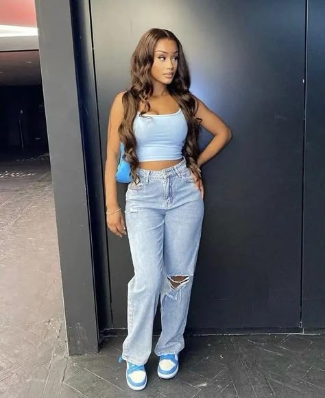 Mom Jeans Outfit Summer Crop Tops, Carolina Blue Dunks Outfit, Blue And White Dunks Outfit Black Women, Blue Tint Dunks Outfit, Blue Dunks Outfit Woman, Dunks Jeans Outfit, Dark Blue Dunks Outfit, Blue Body Suit Outfit, Blue And White Dunks Outfit