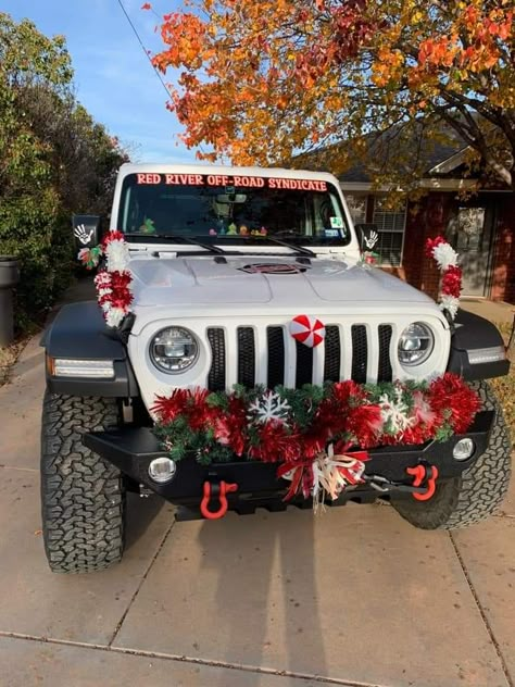 Christmas Decorations For Jeep Wrangler, Jeep Christmas Wreath, Thanksgiving Jeep Decorations, Grinch Jeep Decorations, Fall Jeep Decorations, Jeeps Decorated For Christmas, Halloween Jeep Ideas, Jeep Decorations For Christmas, Christmas Jeep Wrangler