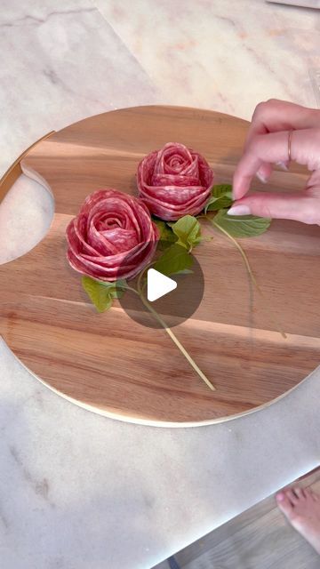 Charcuterie Board Flower Salami, Salami Platter Ideas, How To Make Salami Flowers, Salami Flower Charcuterie, Rose Charcuterie Board, Salami Flowers, Flower Shaped Food, How To Make Salami, Salami Rose