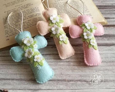 Felt Cross, Felt Easter Crafts, Cross Ornaments, Ornament Background, Easter Felt, Easter Wood Crafts, Favor Gifts, Christening Favors, Easter Religious