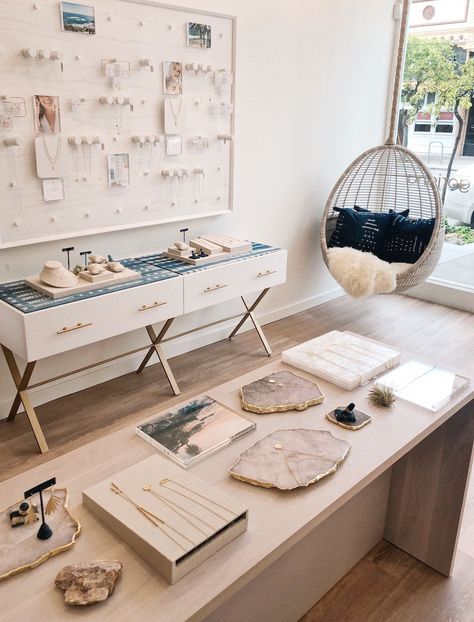 Jewelry Studio Space, Boutique Jewelry Display, Jewelry Display Booth, Jewelry Shop Display, Jewelry Store Displays, Jewelry Store Interior, Craft Market Display, Retail Store Interior Design, Jewelry Store Design