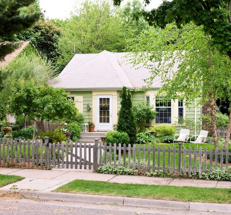 Small Cottage Exterior, Cozy Home Exterior, Cottage Home Exterior, Cottage House Exterior, Cottage Bungalow, Cottage Exteriors, Small Cottage Homes, Staging Ideas, Small Cottages